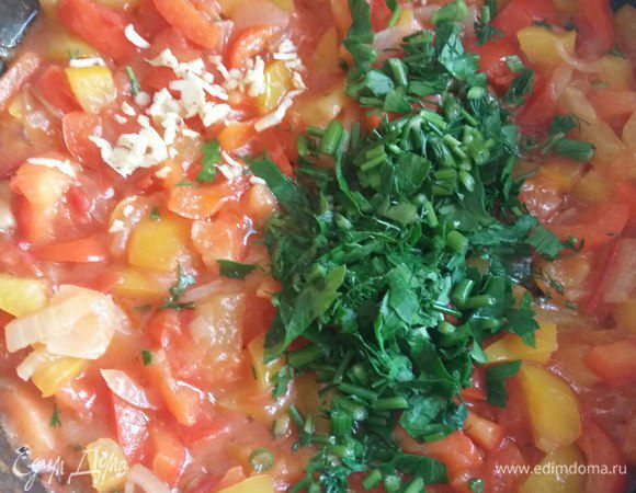 Добавим 1 зубчик чеснока, зелень, перемешаем, как только почувствуем запах чеснока, выключаем. Начинка готова.