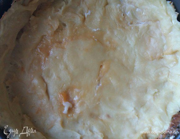 По истечении 15 минут, вынимаем тесто из духовки, получается вот такая заготовочка под овощи.