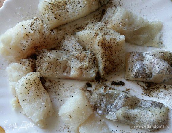 Рыбку в нашем пироге можно использовать любую морскую. Речную либо озерную не пробовала. Сегодня я взяла 1 стейк трески, отделила от кости и нарезала на части. Этого количества вполне хватило на пирог. Посолим, поперчим.