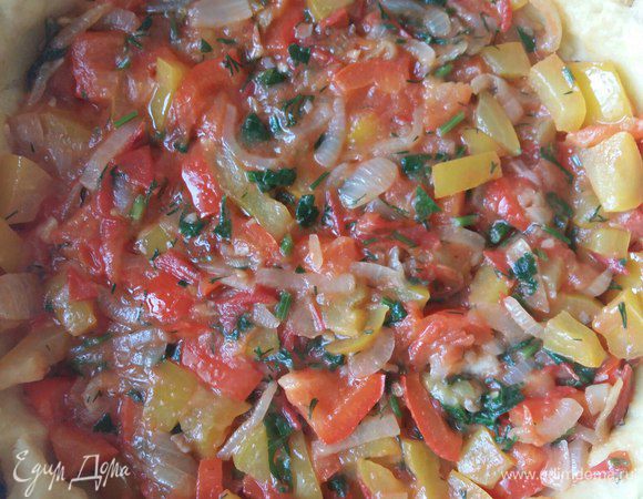 Теперь выкладываем в запеченную тарелочку начинку, разравняем по всей поверхности. 