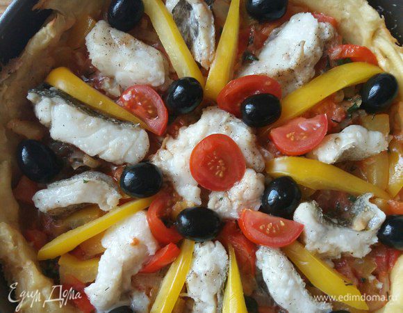 Для красоты также перец болгарский желтый, помидоры черри и маслины. И опять отправляем в духовку еще на 30 минут, до готовности рыбы.