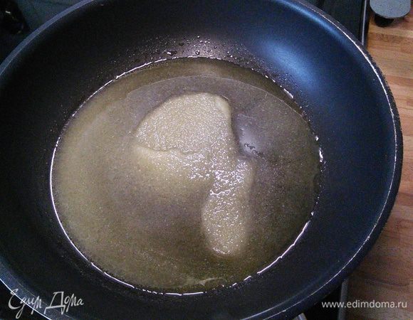 Пирог удобно выпекать в сковороде, которую можно поместить в духовку. Разогреть на сковороде на среднем огне сливочное масло, всыпать сахар. 