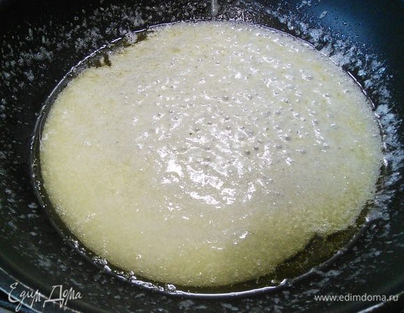 Когда сахар растворится, вернее, смесь станет белой, однородной массой, можно выкладывать апельсины. 