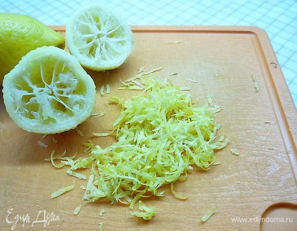 Натираем цедру двух лимонов, из самих лимонов выжимаем сок.