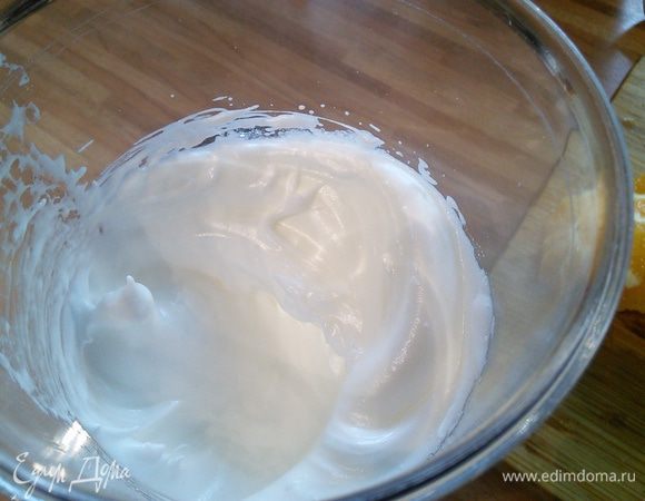 Белки взбить со щепоткой соли до мягких пиков. Не переставая взбивать, всыпать постепенно сахар и взбить до состояния меренги. Поставить в холодильник. 