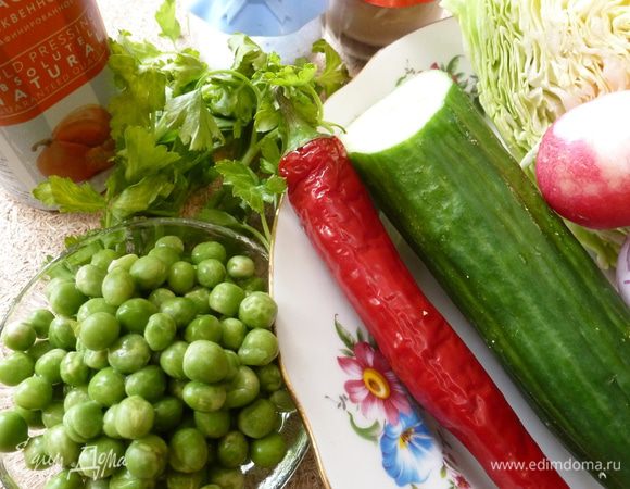 Подготовим овощи и зелень. Все помоем и почистим. Зеленый горошек отварим минуты 3, чтобы стал мягким и сразу охладим в холодной воде, чтобы сохранил зеленый цвет.