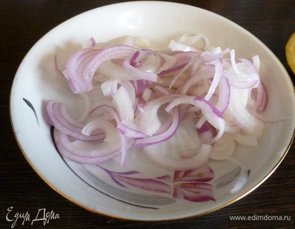 Молодой лук чистим и тонко нарезаем полукольцами. Добавим щепотку сахара и сбрызнем лимоном.