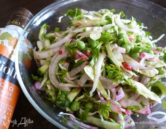 Все аккуратно перемешаем в миске и заправим тыквенным маслом от Biolio. 