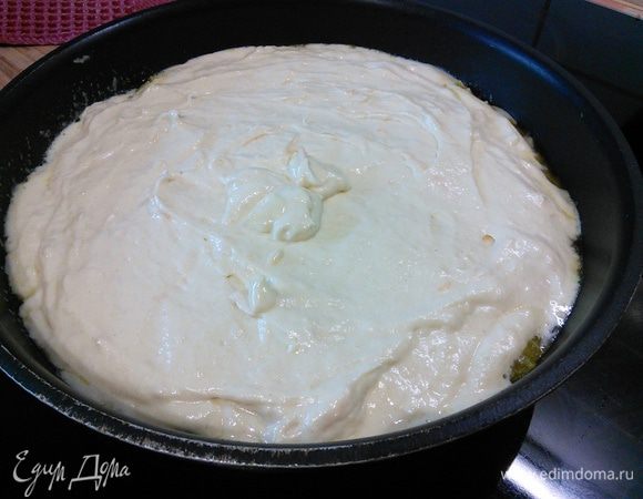 Выложить тесто на апельсины, разровнять. 