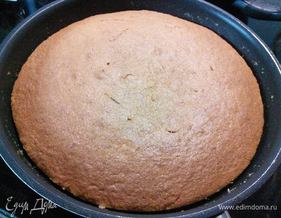 Выпекать 30-40 мин. Зависит от вашей духовки, тест на сухую палочку подскажет о готовности. Пирог оставить в сковороде некоторое время, так сироп максимально впитается. 