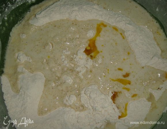 Вливаем теплую сыворотку или воду и горчичное масло Biolio. Если дома нет горчичного масло, то можно его заменить подсолнечным.