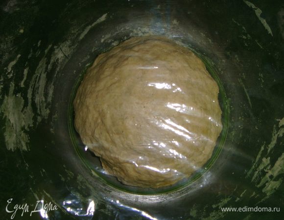 Замешиваем эластичное тесто, накрываем миску пищевой пленкой и ставим в теплое место на 1,5 часа.