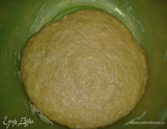 Через 1,5 часа тесто подойдет. Выложить его на присыпанную мукой доску и немного вымесить. 