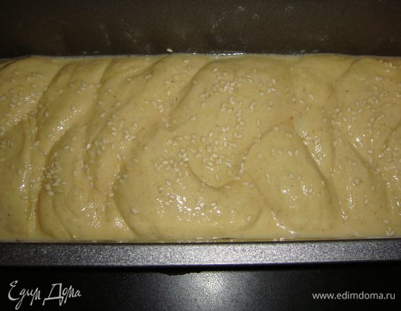 Яйцо смешать с молоком, смазать сверху хлеб и посыпать кунжутом. Выпекать хлеб в разогретой до 190°С духовке 35-40 минут, до золотистого цвета.