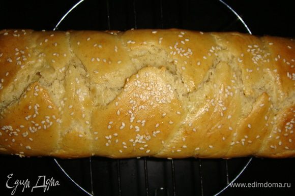 Готовый хлеб остудить и после полного остывания нарезать.