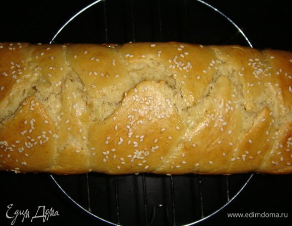 Готовый хлеб остудить и после полного остывания нарезать.