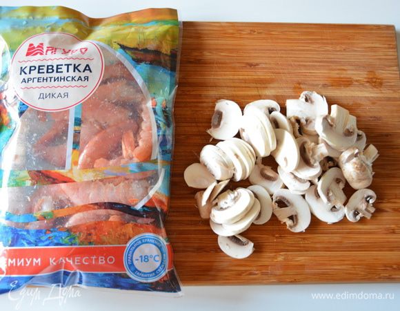 Шампиньоны помыть и нарезать. 