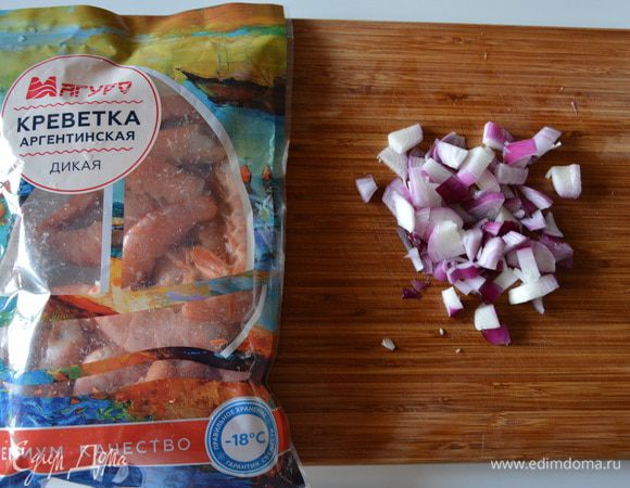 Красный лук нарезать кубиками.