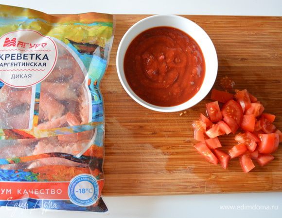 Помидоры нарезать кубиками. Томатный соус можно купить готовый, можно приготовить самим: взбить в блендере помидоры (также подойдут томаты в собственном соку) очищенные от кожуры, добавить соль, пряности на свой вкус. 