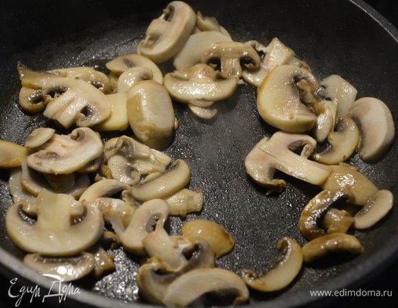 Шампиньоны слегка обжарить в масле. Выложить на тарелку.