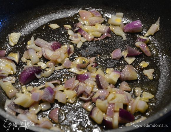 Обжарить на сковороде лук.