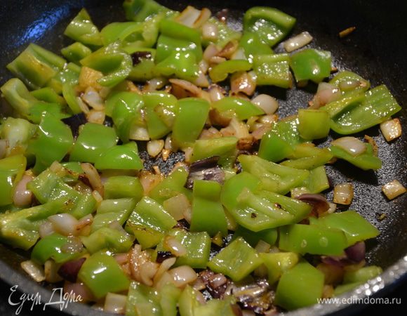 Добавить зеленый перец, жарить еще 1-2 минуты.