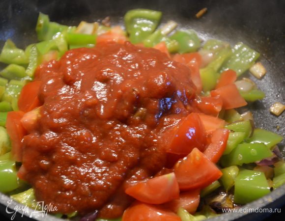 Добавить помидоры и томатный соус, посолить, поперчить, перемешать.