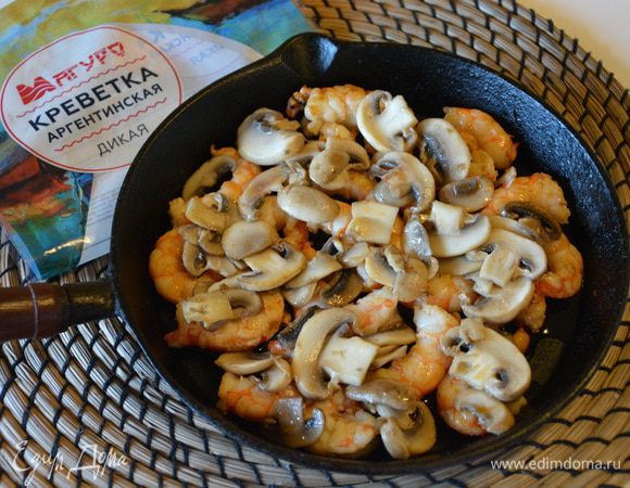 Сверху положить жареные шампиньоны.