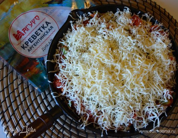 Сверху натереть сыр. 