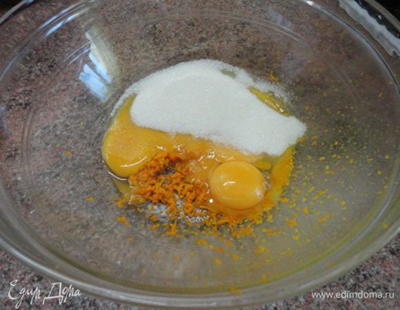 Натереть цедру с апельсина. Сам апельсин очистить и разделить на дольки, которые также очистить от пленок и нарезать кусочками. К цедре добавить желтки и сахар. Хорошо взбить все до растворения сахара.