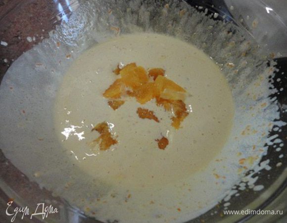 Добавить кусочки апельсина вместе с соком, который образовался при его очистке.