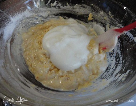 Белки взбить до густой пены. Муку просеять к желткам, перемешать. Затем частями ввести белок, аккуратно перемешивая.
