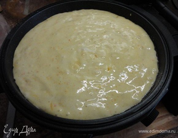 В тортильнице отличное антипригарное покрытие, но для шарлотки я все-таки слегка смазала и присыпала панировочными сухарями.