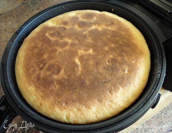 В духовке шарлотку я выпекаю 20-25 минут при температуре 180°С. Здесь же я включила температуру на 3 (170°С) на 30 минут.