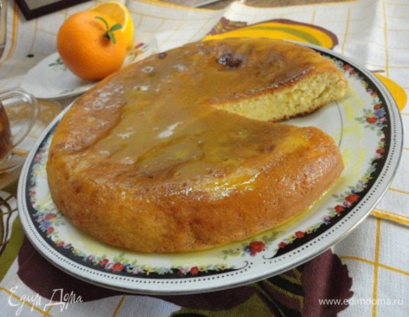 Вспомнила о любимой помадке и решила приготовить ее. Цедру снимаем с апельсина и заливам горячей водой. В соке из половины апельсина разводим крахмал. Воду через ситечко процеживаем в сотейник, добавляем сахар, ставим на огонь, помешиваем до растворения сахара, вода закипает и тут вливаем сок с крахмалом. Помадка готова.