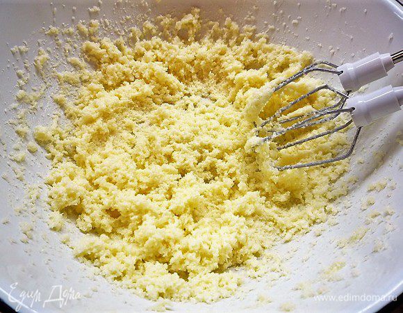 В чашке соединяем сахар, добавляем масло комнатной температуры и все взбиваем миксером в течении 5 минут.