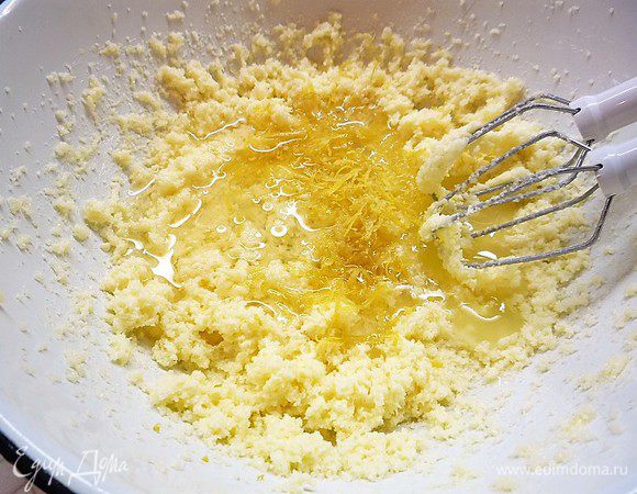 Добавляем сок, цедру лимонов и растительное масло. Хорошо перемешиваем.