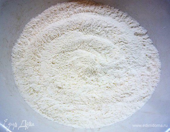 В отдельной чашке смешиваем сухие ингредиенты: муку, разрыхлитель, соль и кукурузный крахмал.