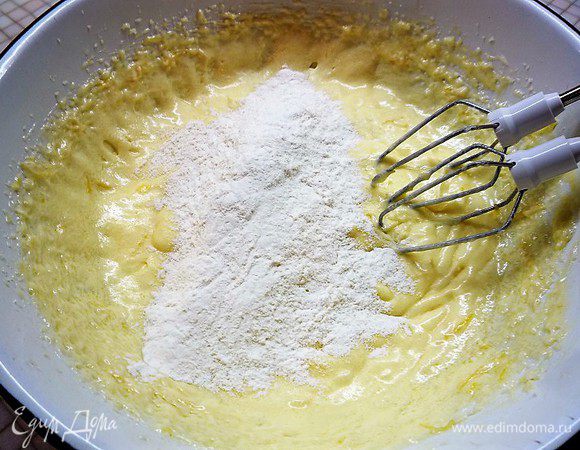 В несколько этапов добавляем сухие ингредиенты в масляную смесь вперемешку с молоком. Добавляем треть сухих, перемешиваем, вливаем пару ложек молока, перемешиваем.