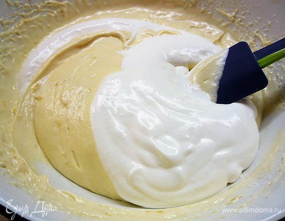 Хорошо перемешиваем массу лопаткой или спатулой, чтобы тесто было воздушнее.