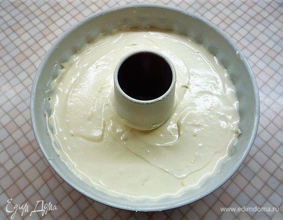 Переливаем тесто в форму для кекса. Выпекаем в разогретой духовке при температуре 175°С 40-50 минут. Готовность проверяем шпажкой. Она должна выходить сухой. Если хотите более рассыпчатый кекс, то держите его в духовке чуть дольше.