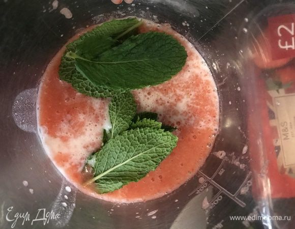 Добавить кефир и мяту, прокрутить. 