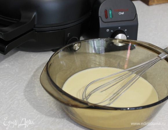 Приготовьте тесто для крепов заранее, лучше его готовить на ночь и выдержать в холодильнике. Если вы это сделаете, ваши крепы будут тончайшими и не будут рваться при переворачивании. У меня не было времени, я задумку решила реализовать сразу, но тесто у меня все же немного постояло перед выпечкой. И только благодаря тортильнице у меня все крепы остались целыми, если не считать первый, экспериментальный.
Яйца разотрите с сахаром и солью, влейте теплое молоко, добавьте муку, все тщательно размешайте, чтобы не осталось комочков. Отправьте тесто в холодильник на ночь или оставьте  настояться от 6 до 7 часов. Перед выпечкой влейте в тесто теплую воду и растопленное сливочное масло.