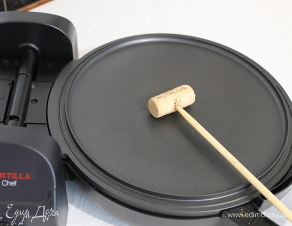 Для приготовления крепов я задействовала тортильницу Princess Tortilla Chef, и чтобы распределить тесто по ее поверхности, которая неподвижна, я из подручных предметов соорудила вот такой распределитель. Но задумка не получилась, тесто собиралось в ком. 