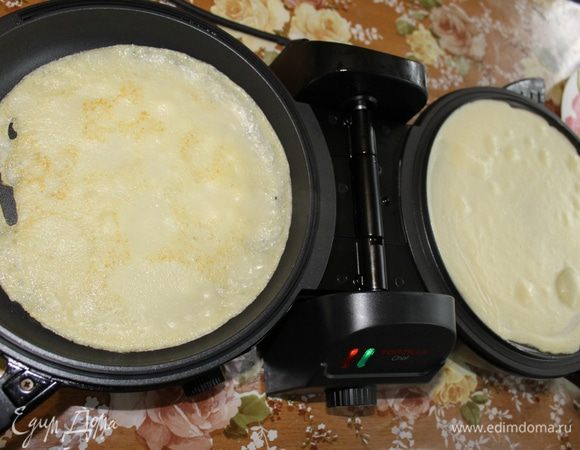 Выпекайте крепы на горячей сковороде, распределяя тесто тонким слоем. Ваши блинчики должны быть очень тонкими и без дырочек.