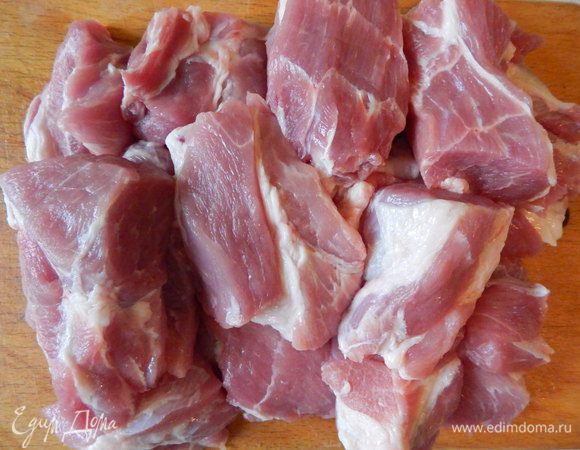 Нарезать крупными кусками.