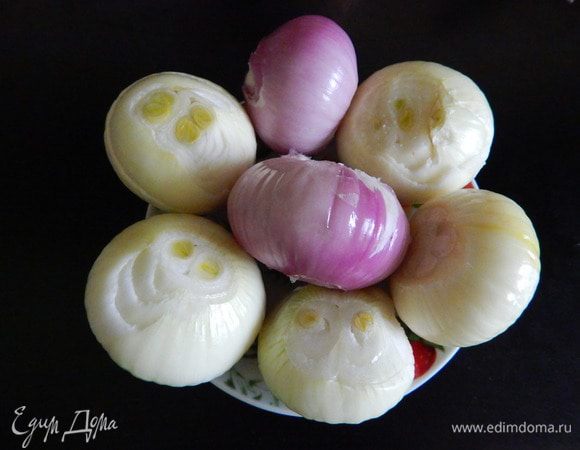 Лук почистить.