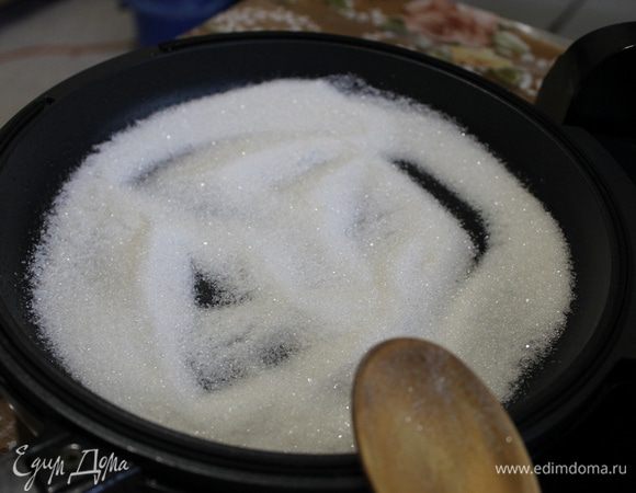 Когда все крепы приготовлены, приступаем к соусу «Сюзетт».
Выдавите из апельсинов и половины лимона сок, снимите цедру.
На горячую сковороду насыпьте сахар и начните его карамелизировать, но не пережгите. Это очень важно! Цвет карамели должен остаться светло-коричневым. 