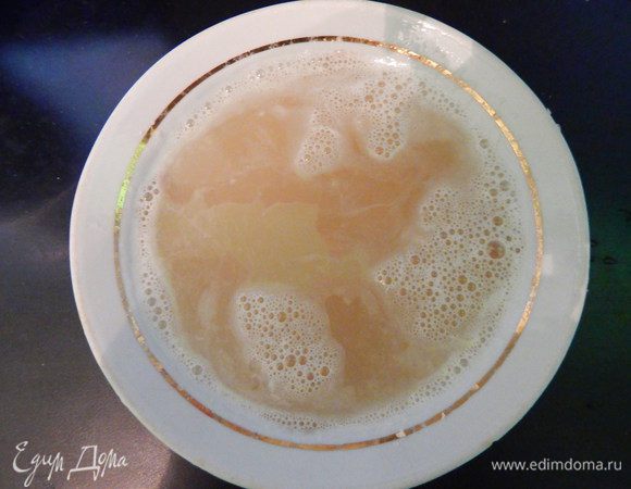 Отжать сок через марлю. Лучше это делать в резиновых перчатках.