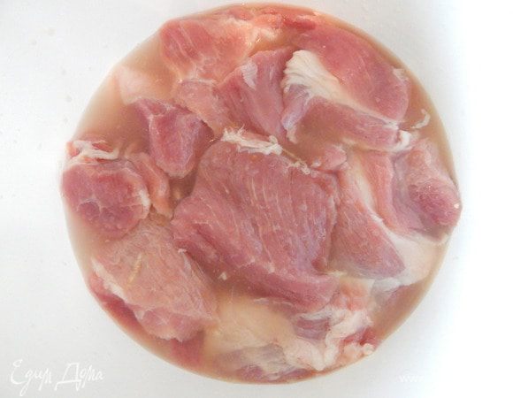 Сложить мясо в посуду для маринования (только не в алюминиевую). Залить луковым соком, сок должен полностью покрывать мясо. Поставить в холодильник на ночь.